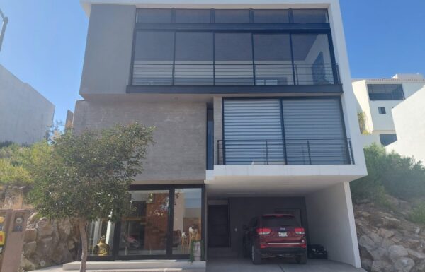 RENTA DE CASA AMUEBLADA EN MONTERRA